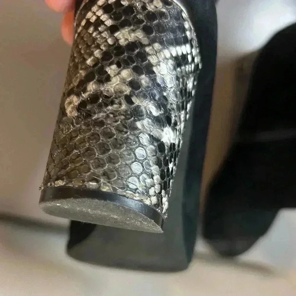 🖤🩶”Tahari” Black Suede Peep Toe Booties w/Snakeskin Print & Metallic Heel🖤🩶 - Picture 5 of 10